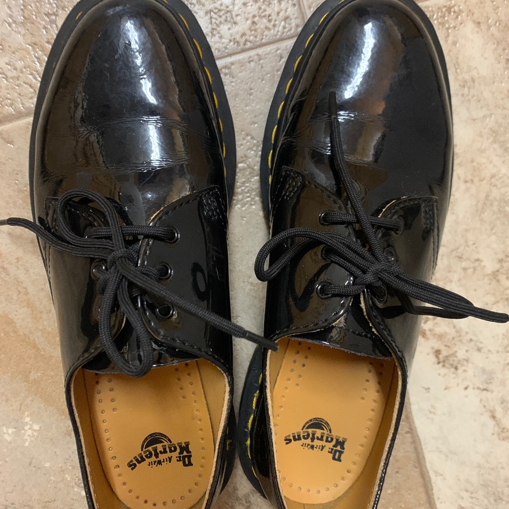 Doc Martens AirWave shiny black women oxfords